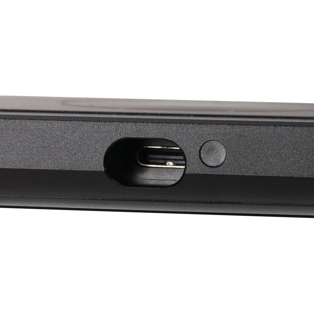 Primo piano di una porta USB-C nera e un pulsante su un dispositivo.