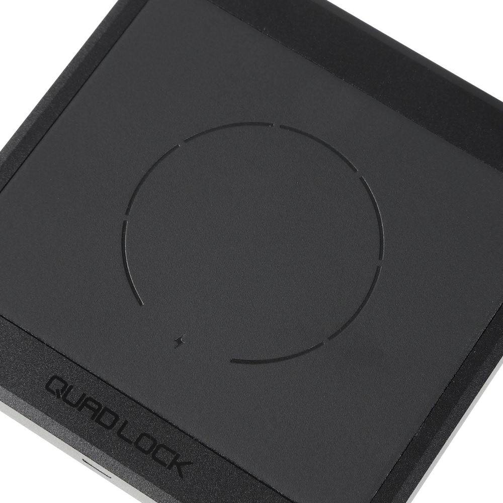 Pad di ricarica nero con un'indentatura circolare e logo "QUADLOCK".