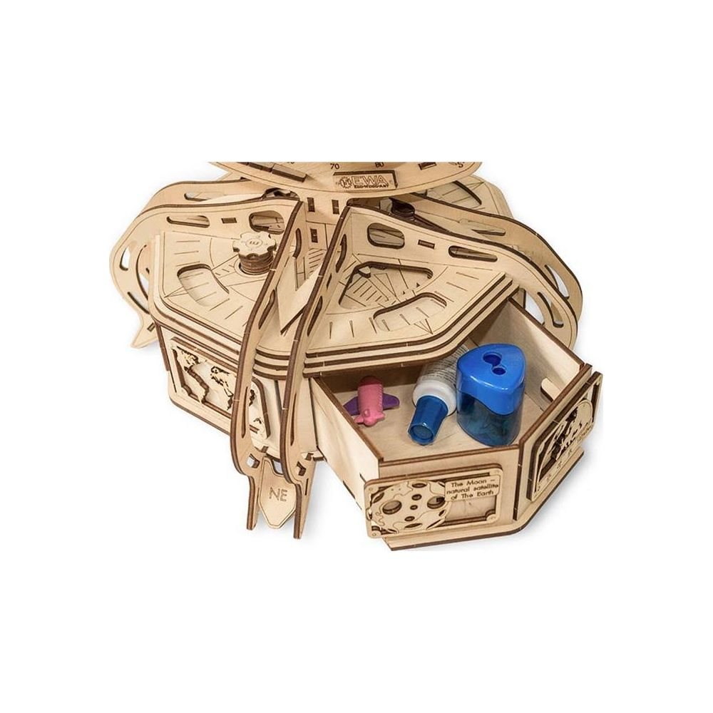 Ein Holzmodell mit einer Schublade, die einen blauen Spitzer und einen rosa Spielzeugroboter enthält.