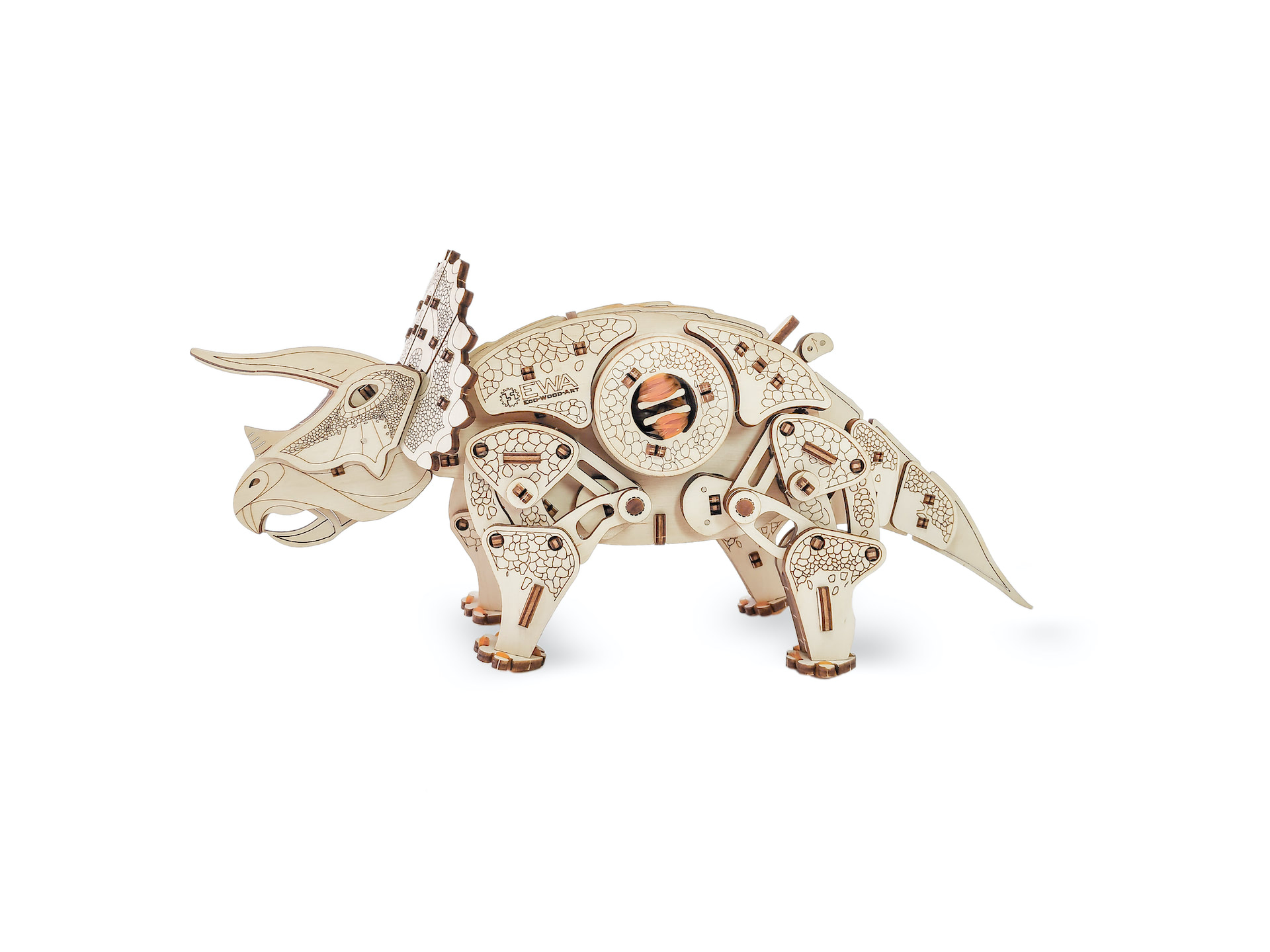Ein hölzerner Triceratops-Bausatz steht auf weißem Hintergrund.