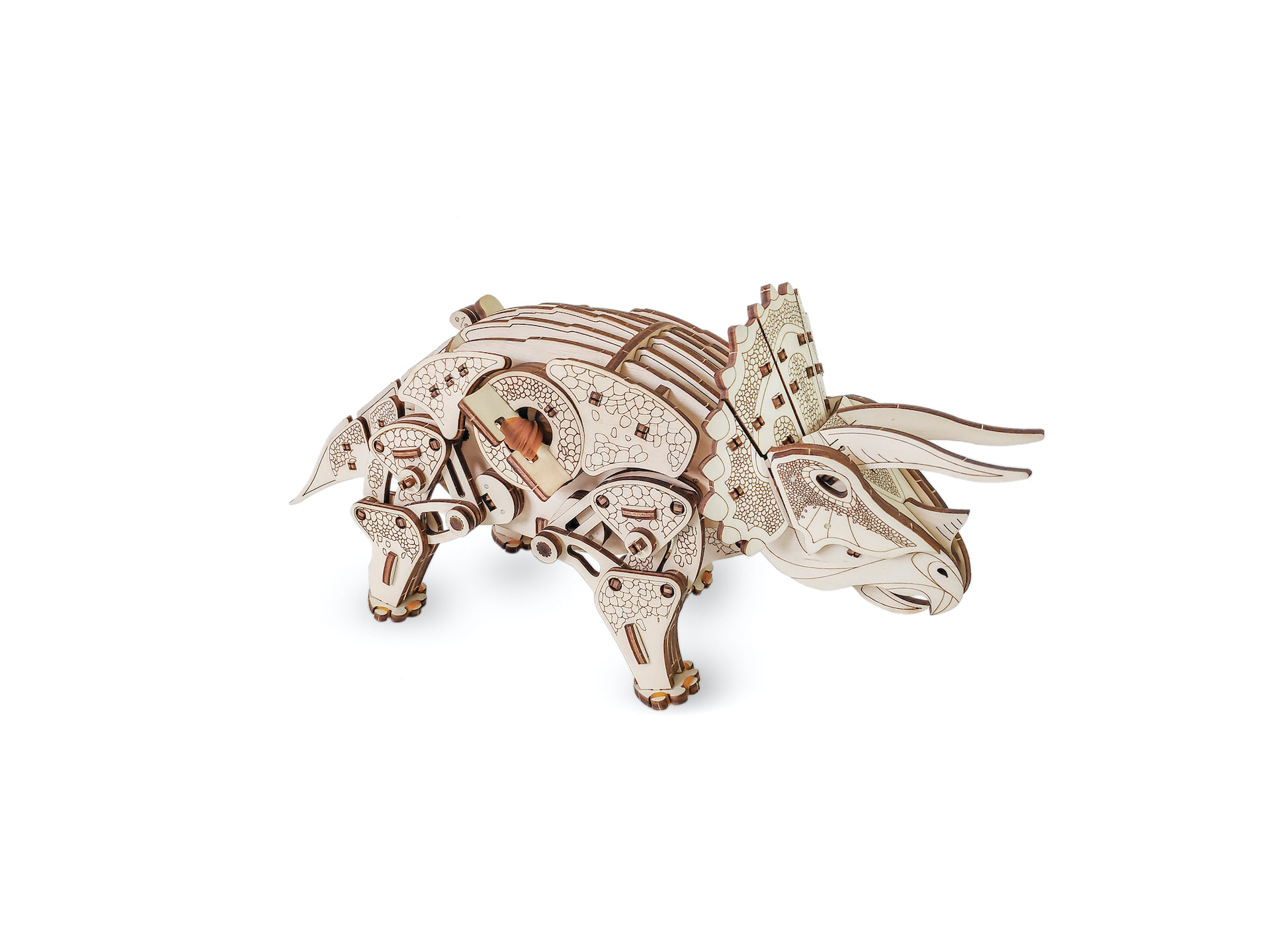 Ein hölzernes 3D-Puzzle einer Triceratops-Dinosaurierfigur auf weißem Hintergrund.