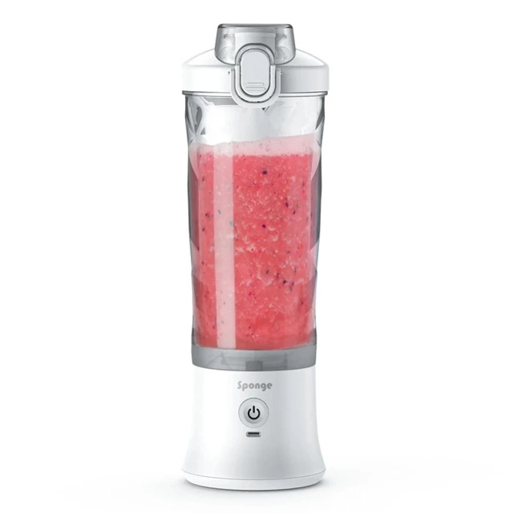 Un frullatore bianco con frullato rosso e coperchio bianco, su sfondo bianco.