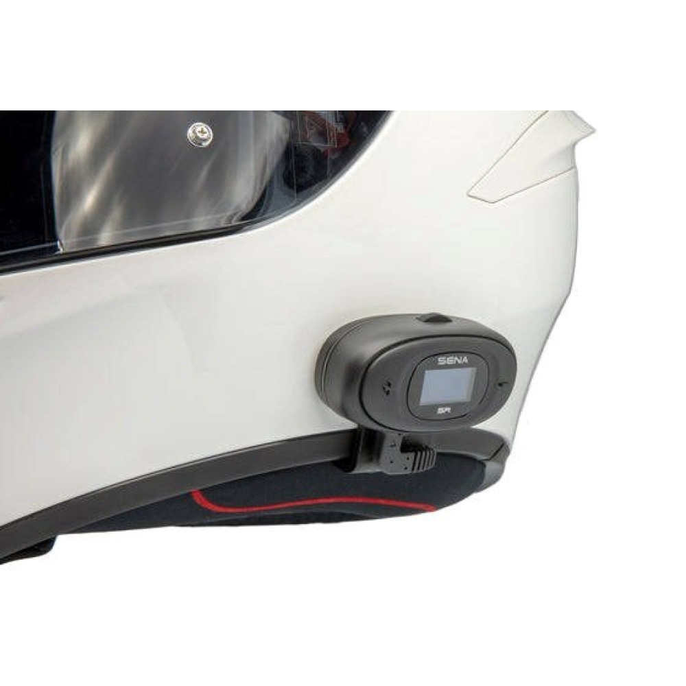 Czarne urządzenie Sena jest przymocowane do białego kasku motocyklowego.