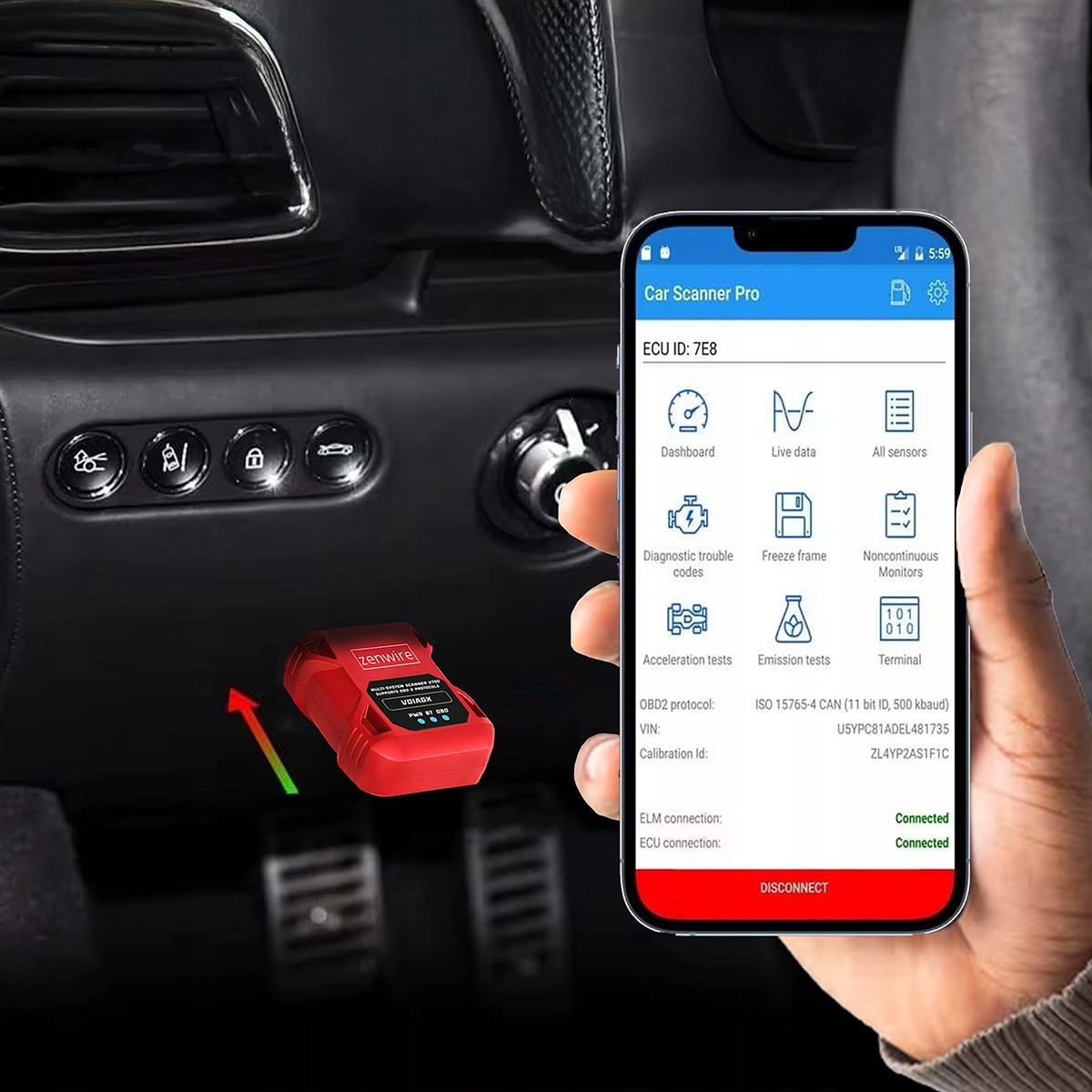 Czerwone urządzenie diagnostyczne jest podłączone do portu samochodu. Dłoń trzyma smartfon z widoczną aplikacją.