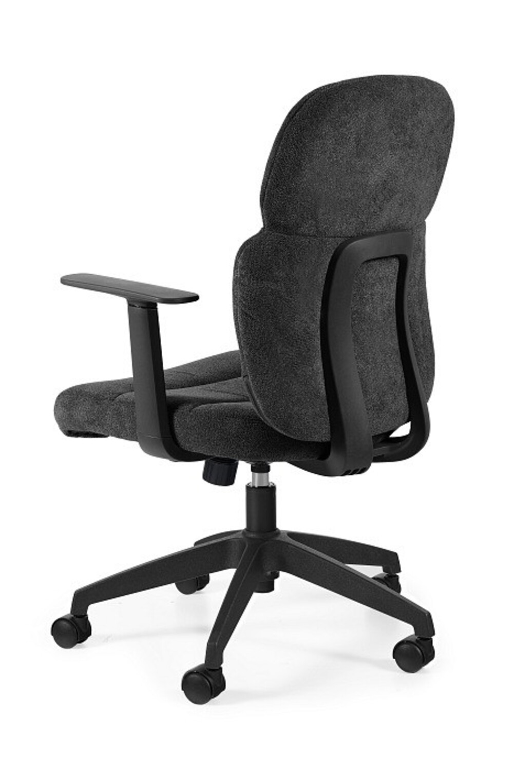 Ciemny fotel biurowy z kółkami i podłokietnikami, widziany od tyłu.