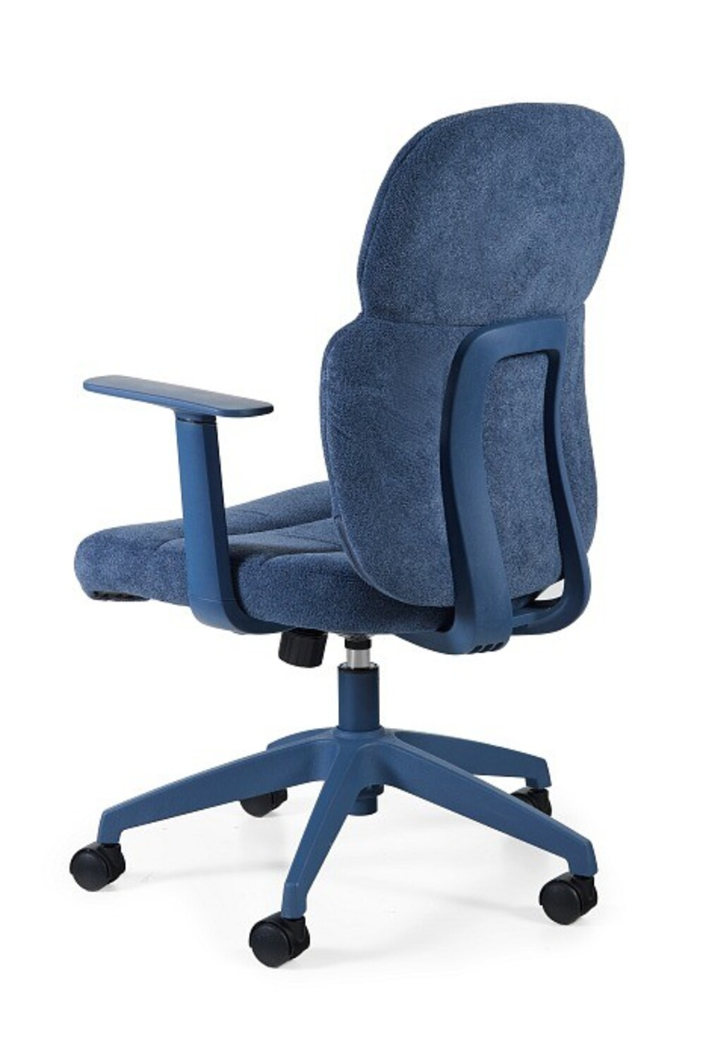 Niebieskie krzesło biurowe z teksturowanym, tapicerowanym siedziskiem i oparciem, podłokietnikami i pięcioramienną podstawą na kółkach.