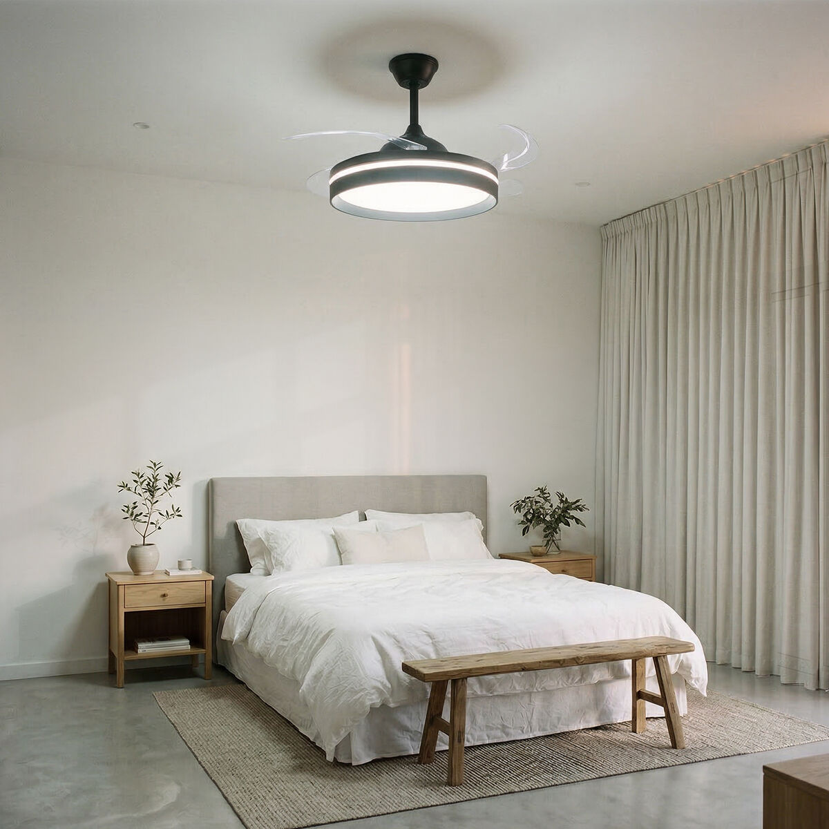 Una camera da letto con letto, comodini, tende e ventilatore a soffitto con luce.