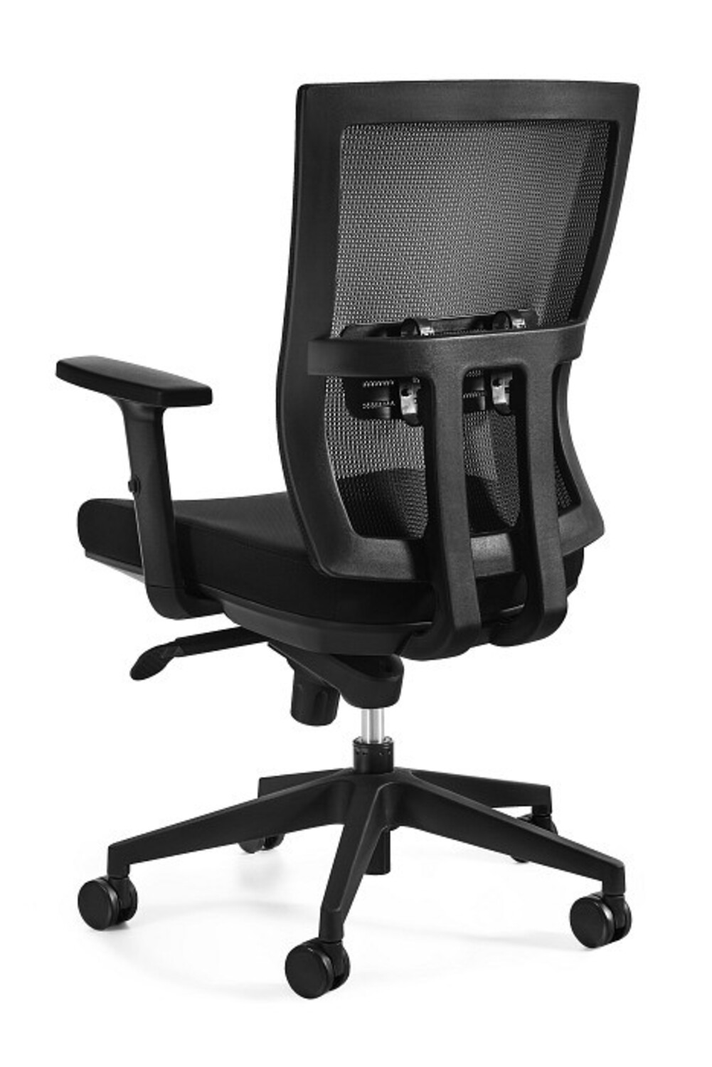 Czarny fotel biurowy z siatkowym oparciem i regulowanymi podłokietnikami na kółkach.