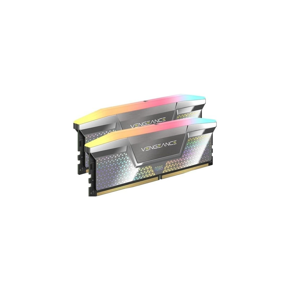 Gümüş ısı dağıtıcılı ve renkli Vengeance markalı iki RGB RAM çubuğu, beyaz bir arka plan üzerinde açılı duruyor.