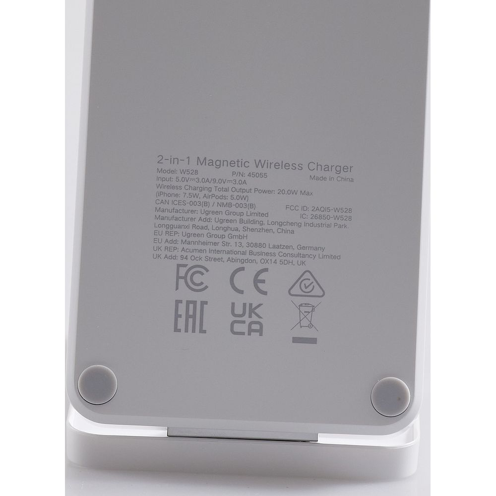 Tył białej magnetycznej ładowarki bezprzewodowej 2 w 1, model W528, z certyfikatami.