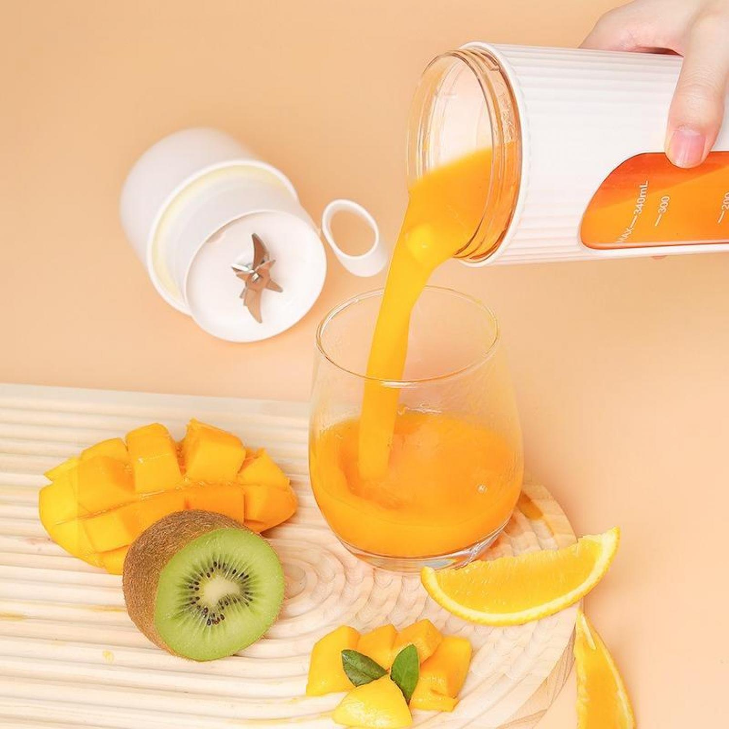 Orangefarbener Saft wird in ein Glas gegossen, daneben Obst.