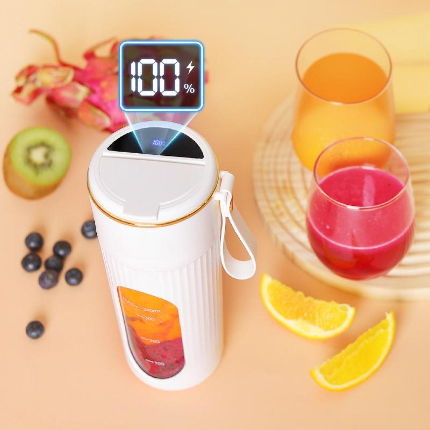 Ein weißer Mixer mit 100% Ladung, daneben Obst und zwei Gläser Saft.