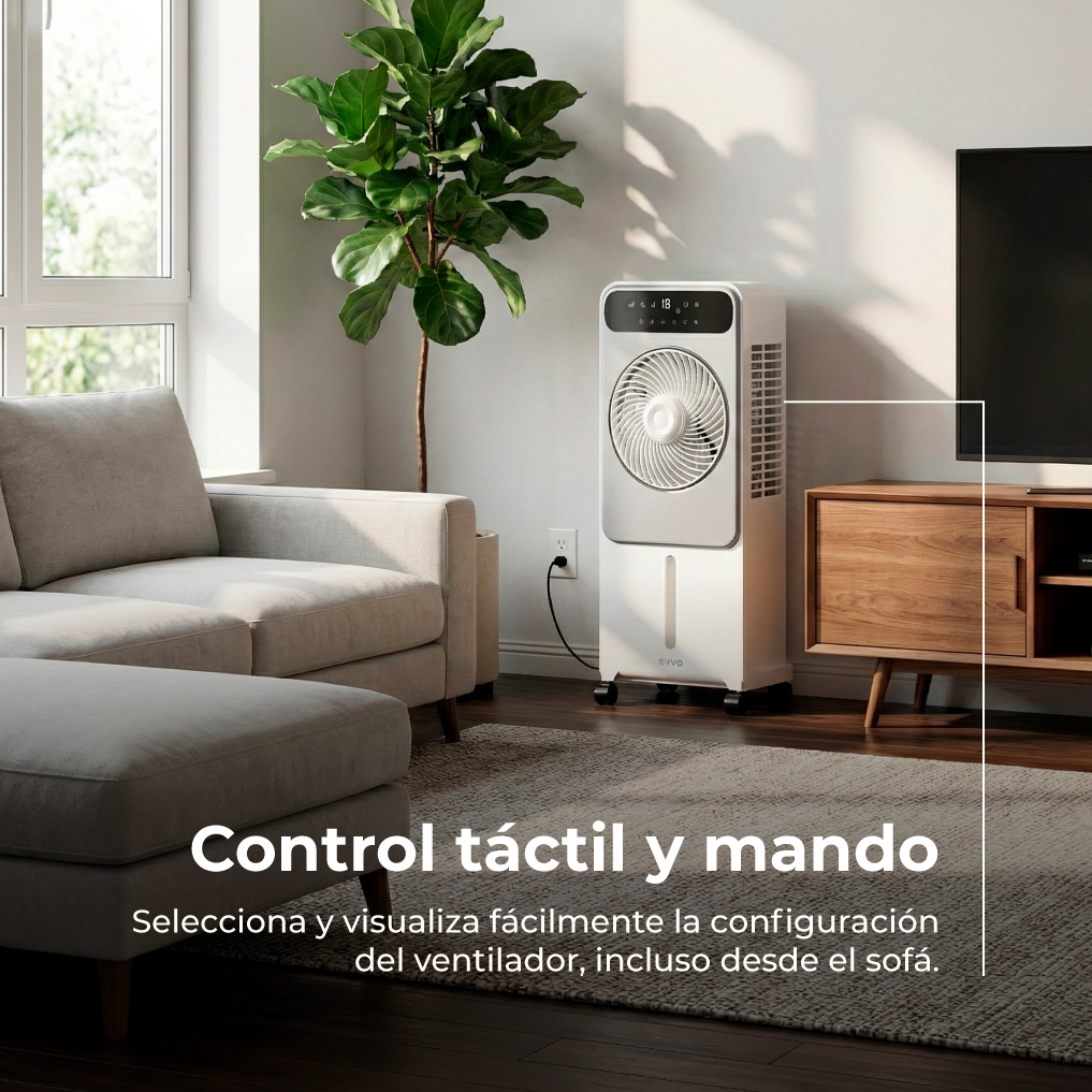 Un ventilador blanco junto a un sofá y mueble de madera. Una planta grande al lado.
