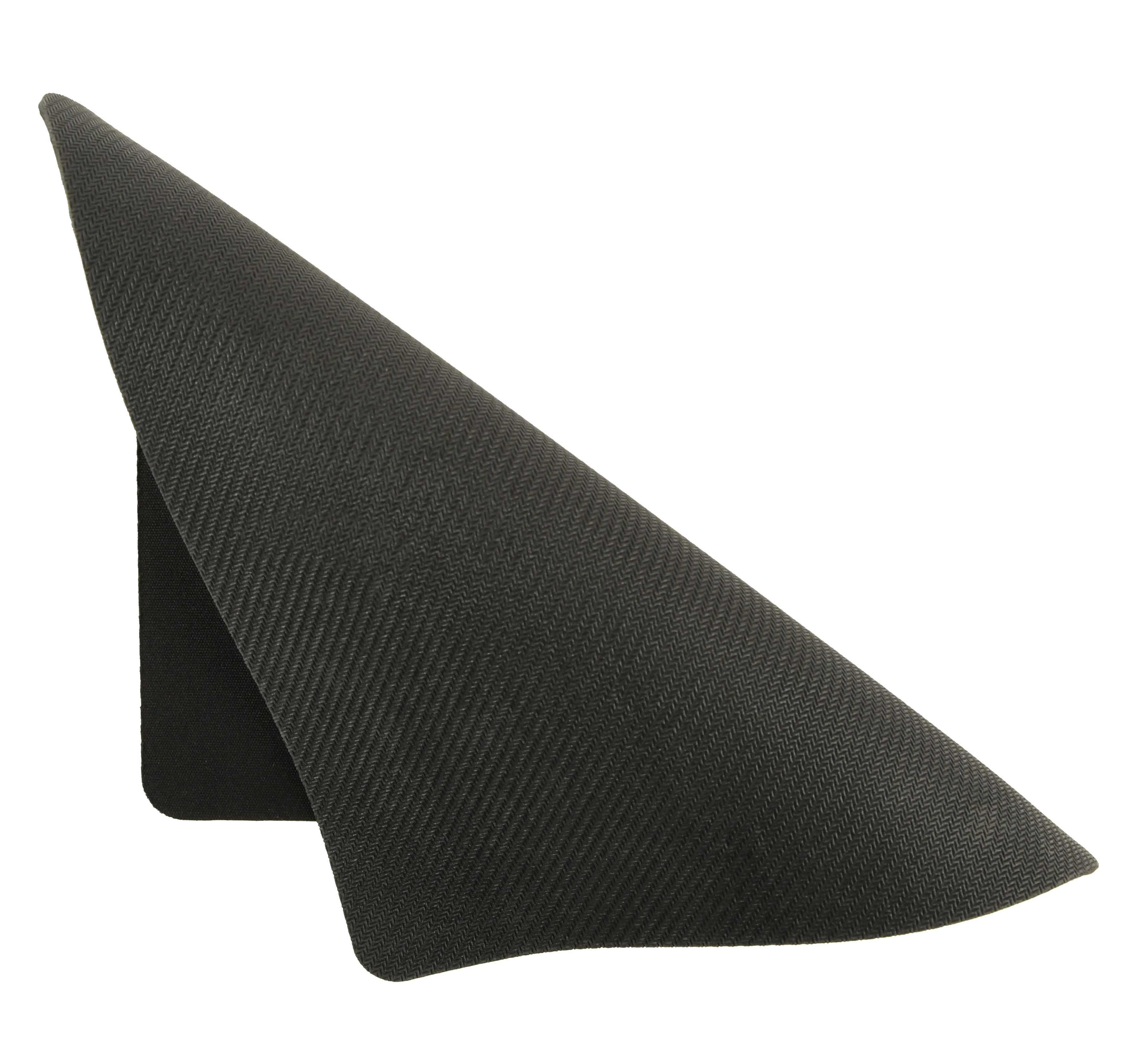 Un tissu noir à chevrons, plié en son milieu.