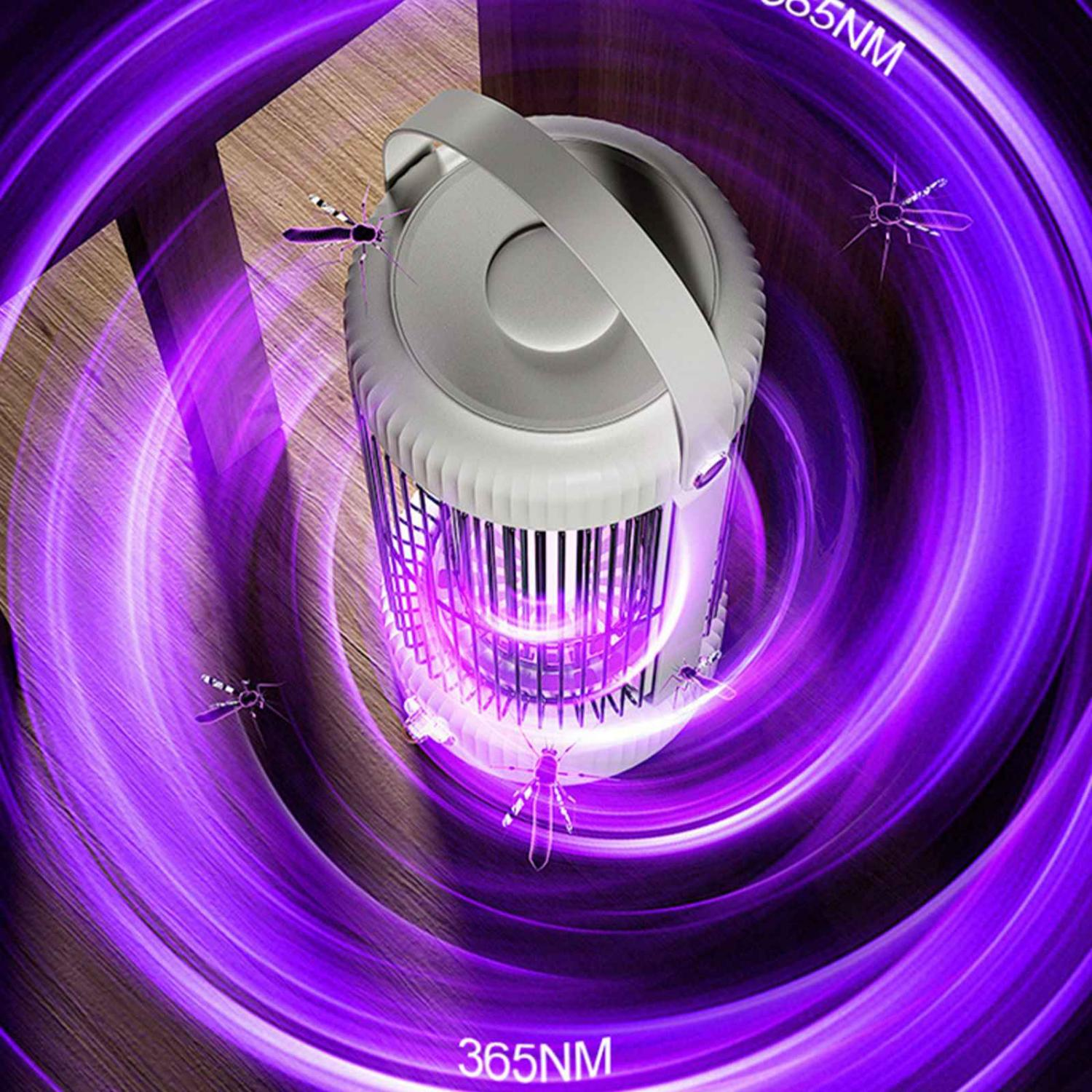 Ein Mückenfanggerät mit lila UV-Licht zieht Mücken auf einer Holzoberfläche an.