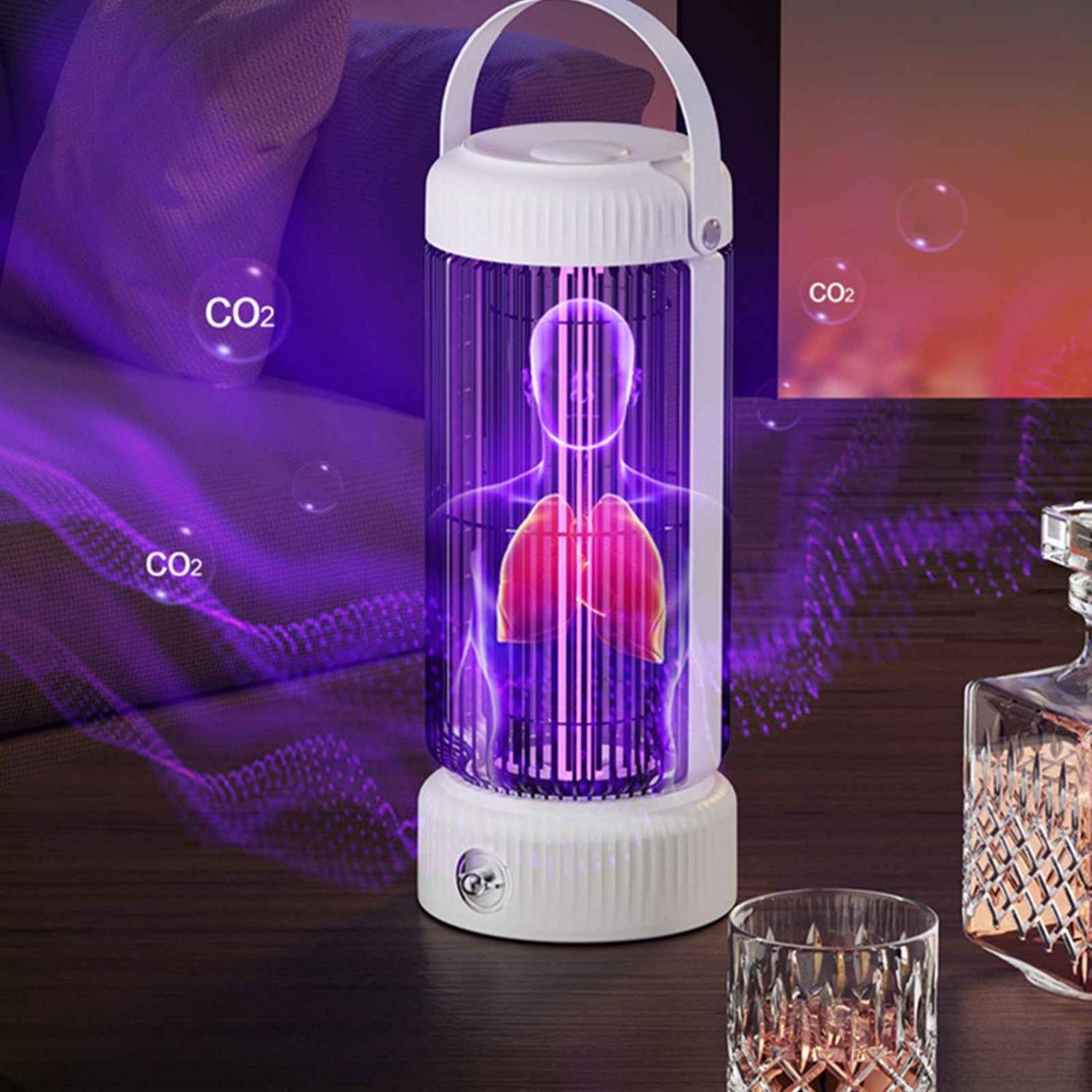 Ein UV-Sterilisator mit einer menschlichen Lunge im Inneren, auf einem Holztisch.