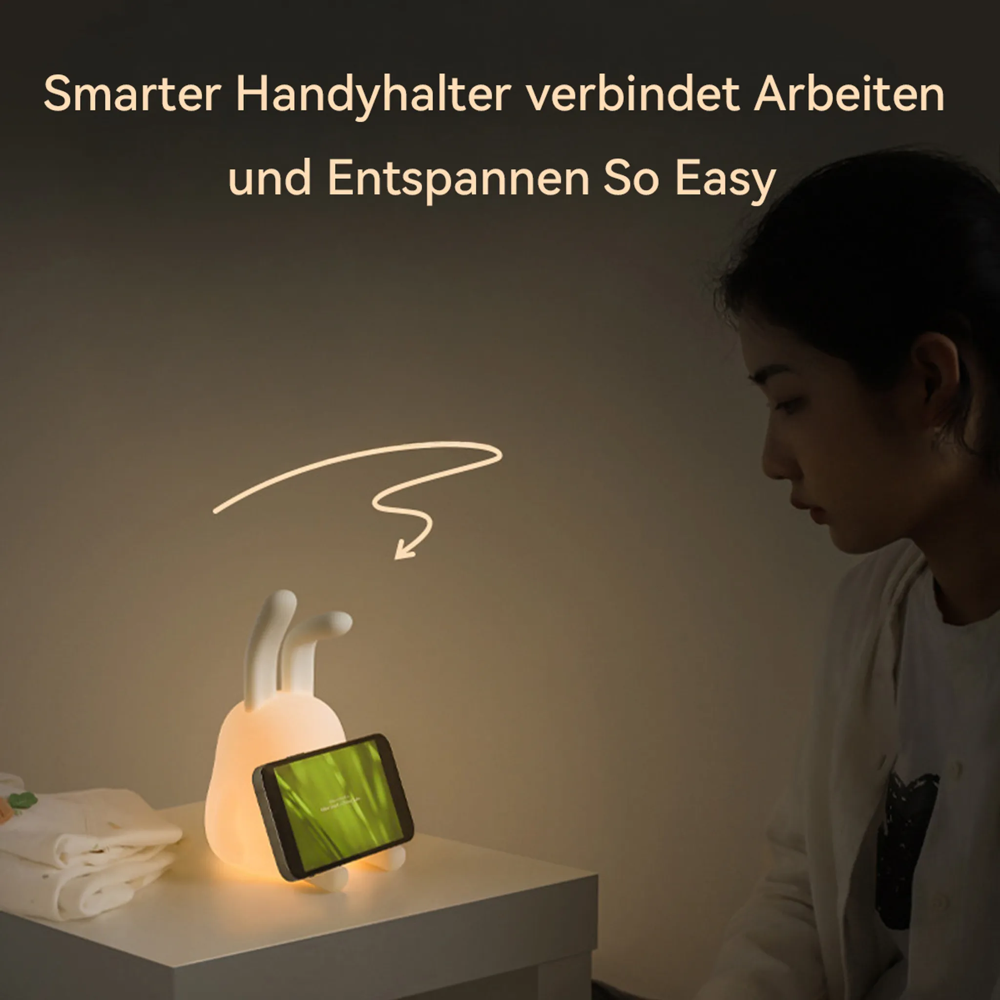 Ein Hase-Nachttischlampen-Handyhalter mit einer Frau.