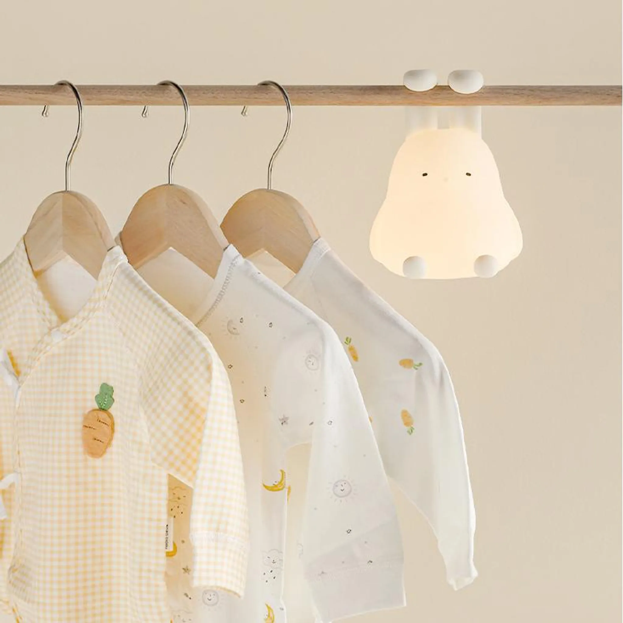Babykleidung mit Karotten und Monden, daneben eine niedliche Lampe.