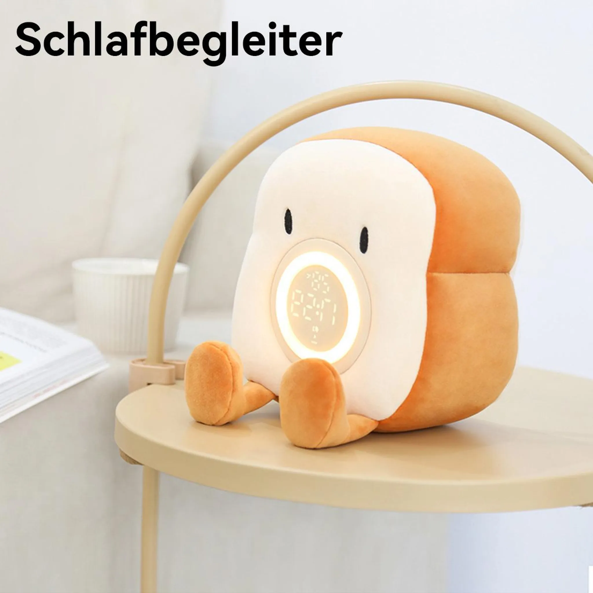 Plüsch-Toast mit leuchtender Uhr auf einem Beistelltisch.