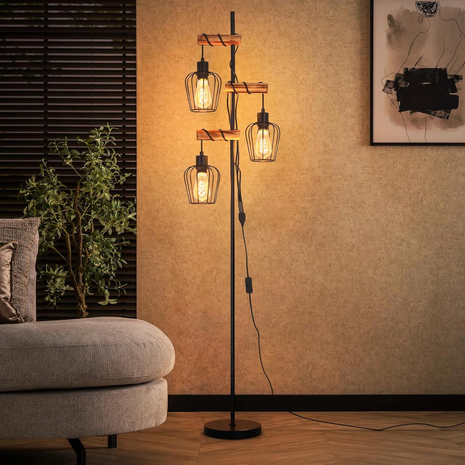 Lampada da terra con tre lampadine e accenti in legno, accanto a un divano.