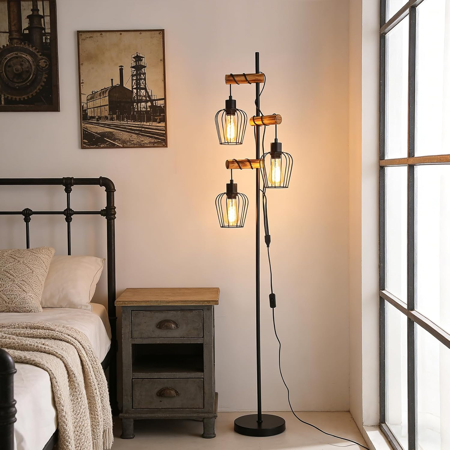 Una camera da letto con letto, comodino e lampada da terra.