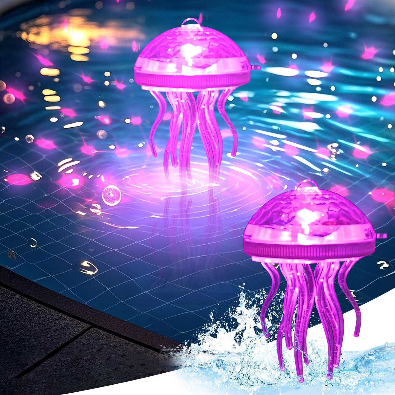 Zwei leuchtende lila Quallen-Laternen schwimmen in einem Pool.