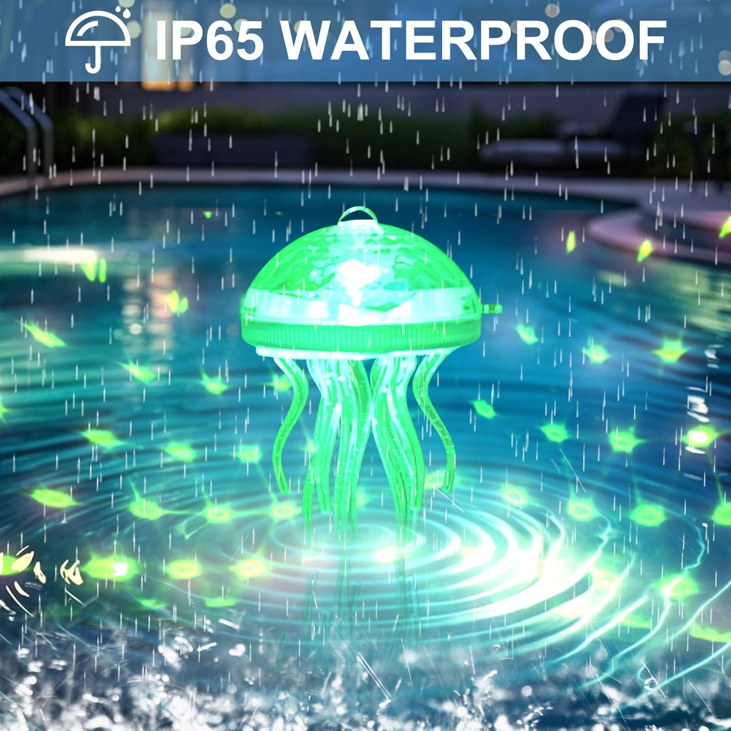 Grüne Quallenlampe schwimmt im Pool bei Regen. IP65 wasserdicht.