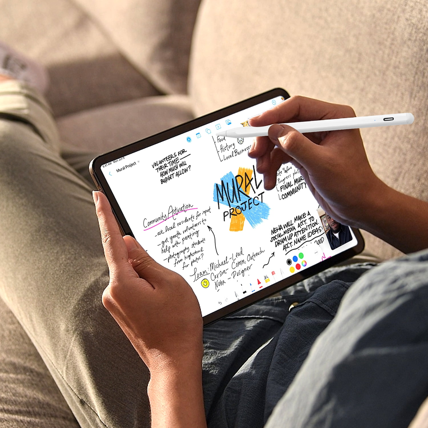 Person mit Stift auf einem Tablet, das Notizen zu einem Kunstprojekt anzeigt.