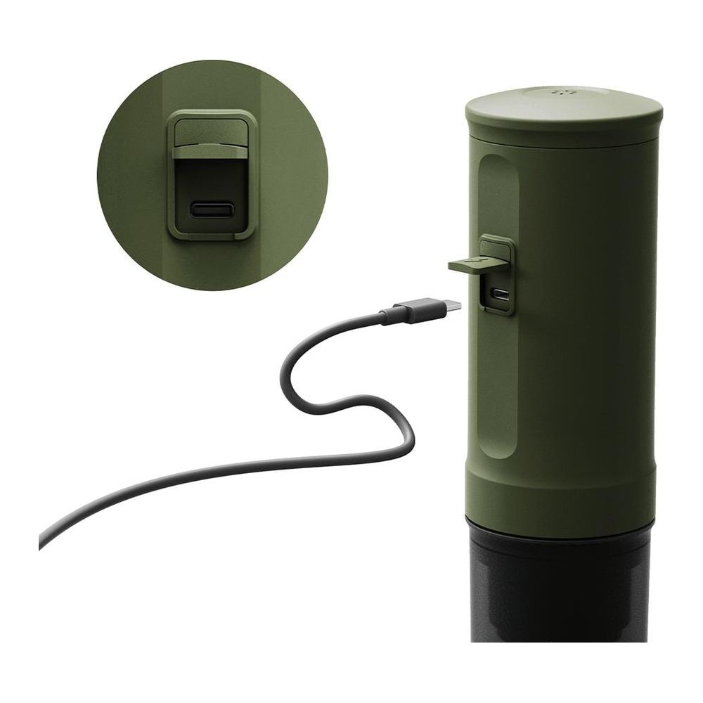 Zielony cylinder jest ładowany przez podłączony kabel USB.