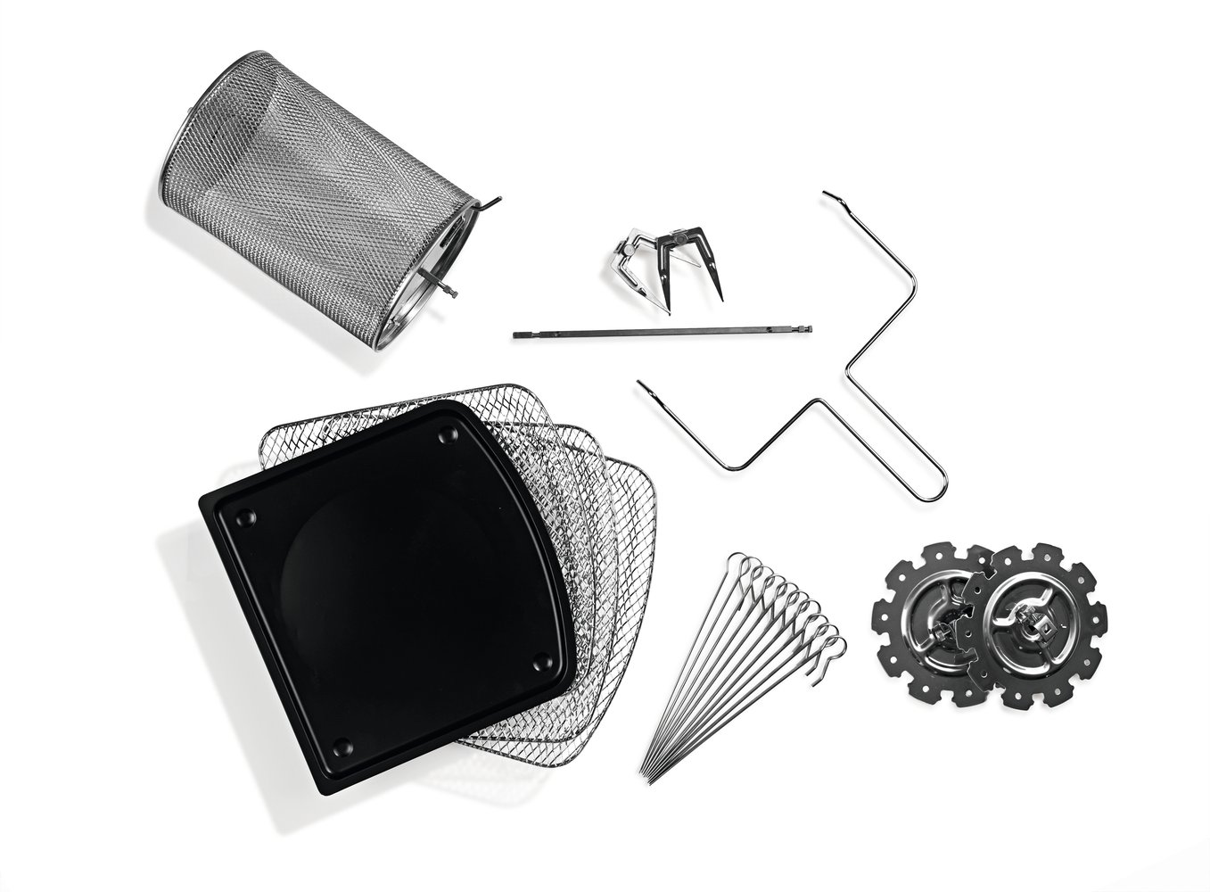 Accessori friggitrice ad aria: cestello pollo, griglie, spiedini, forchettone e ingranaggi.