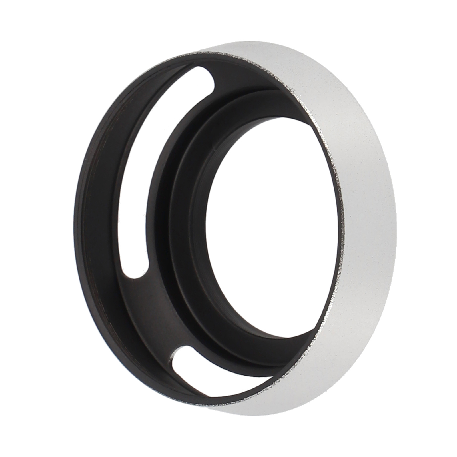 Ein silberner Ring mit schwarzen Aussparungen, isoliert auf weißem Hintergrund.