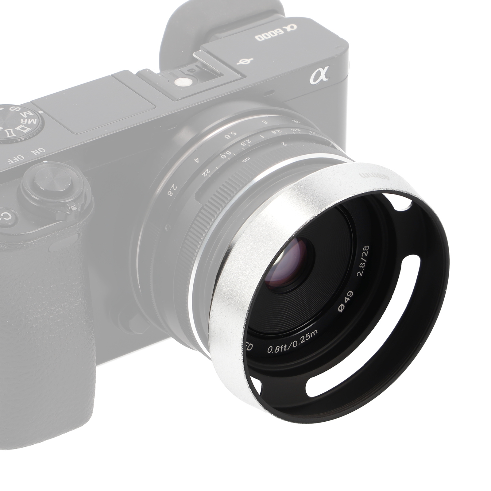 Silberne Gegenlichtblende auf einer Kamera mit Objektiv. Beschriftung: 49mm.