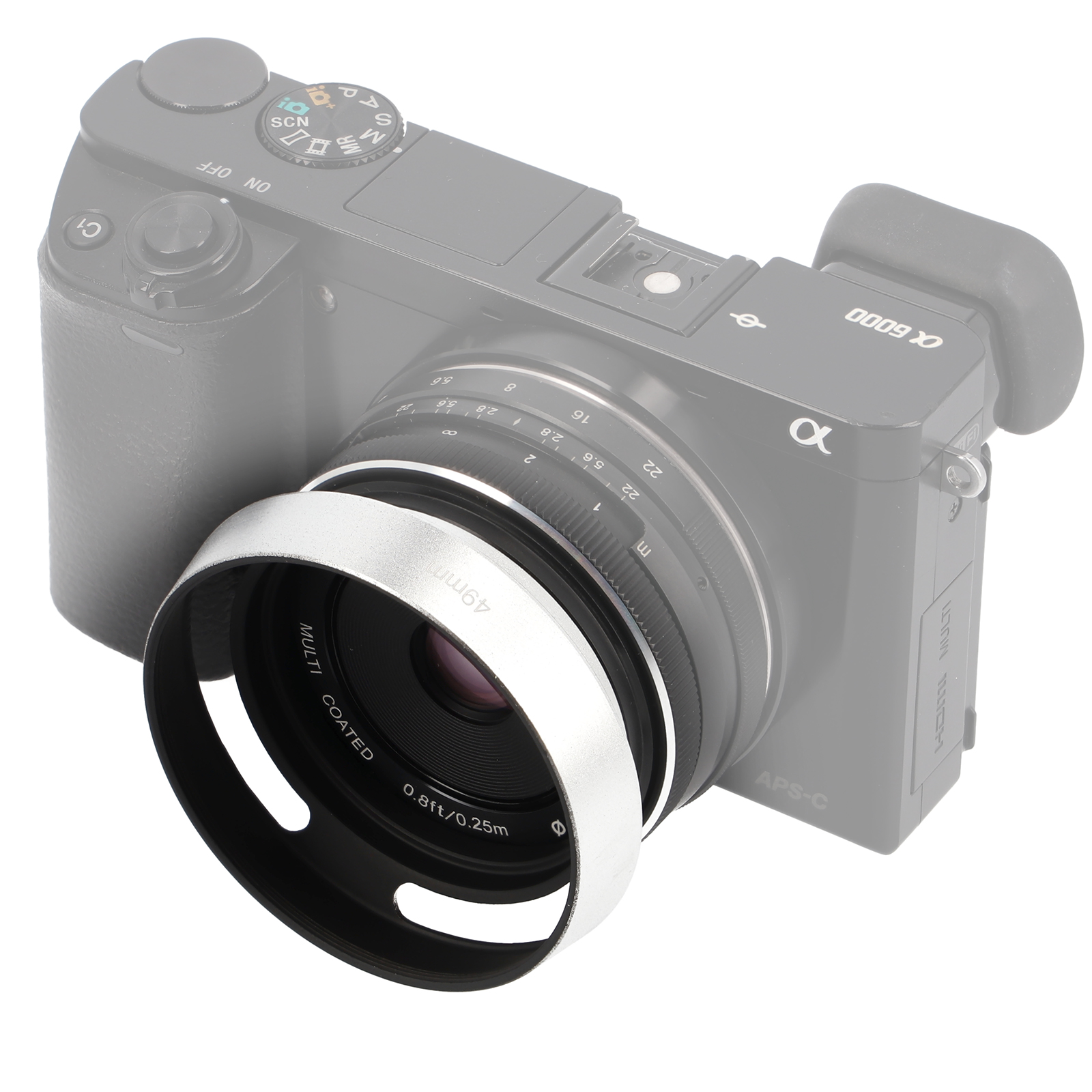 Eine silberne Gegenlichtblende ist an einem schwarzen Sony Alpha 6000 Kamerale.