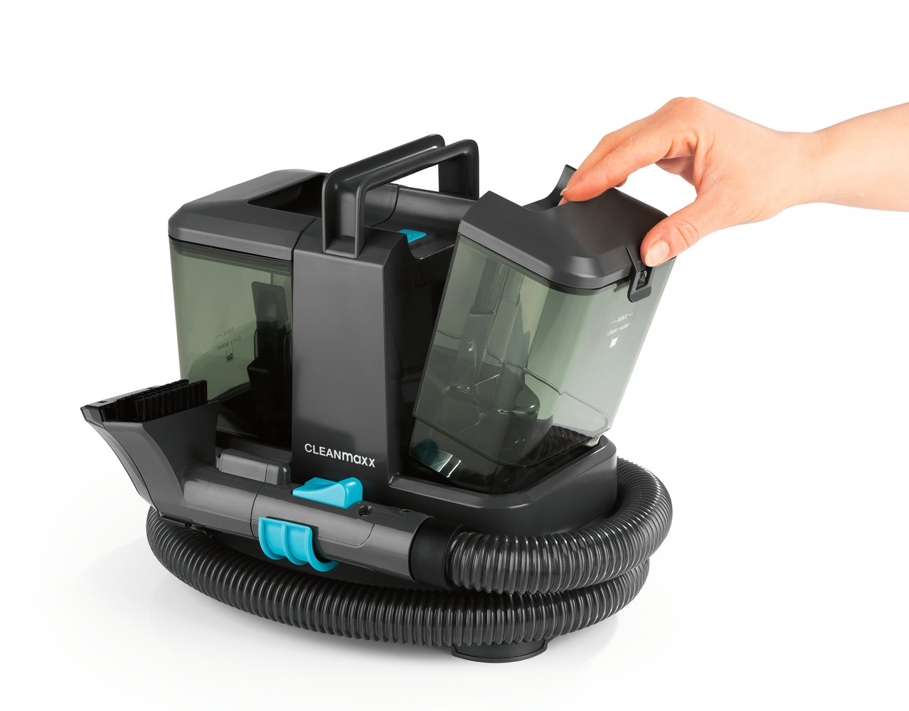 Una mano rimuove un serbatoio dell'acqua da un aspirapolvere scuro con spazzola.