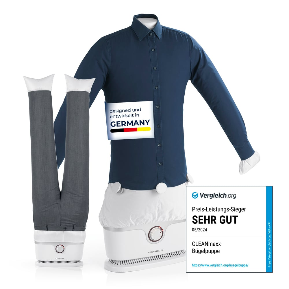 Eine Bügelpuppe mit einem dunkelblauen Hemd und grauen Hosen. "Designed in Germany" Aufkleber.