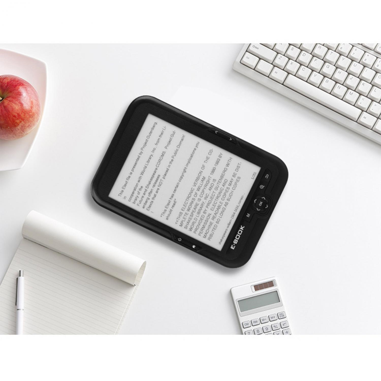 E-Book mit Apfel, Notizbuch, Stift, Tastatur und Taschenrechner auf einem Schreibtisch.