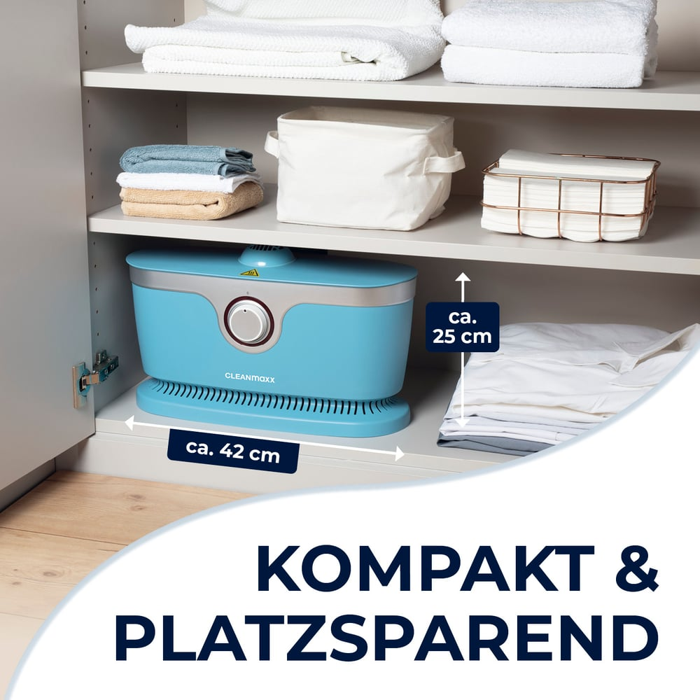 Ein blauer Kasten auf einem Regal mit Wäsche darüber und daneben.