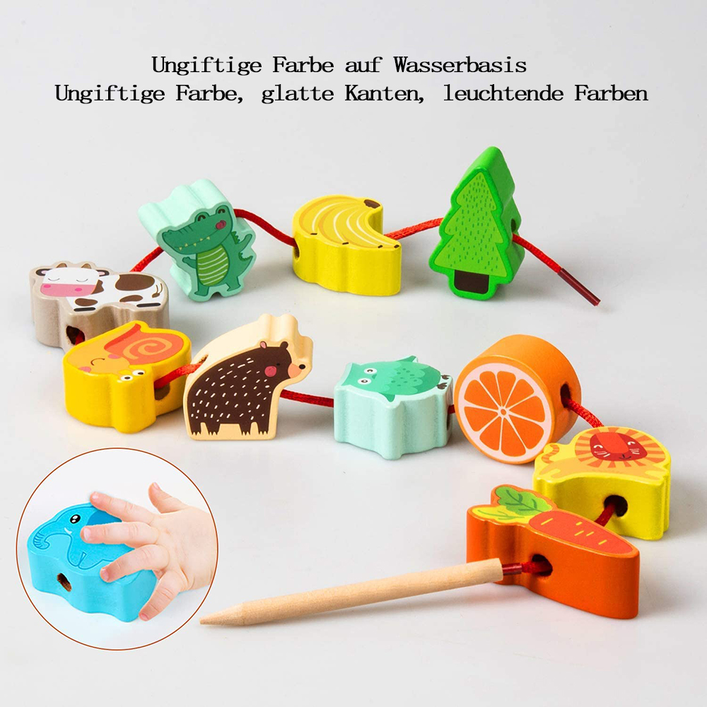 Bunte Holzperlen in Tier- und Fruchtformen an einer Schnur, Kind spielt mit Elefant.