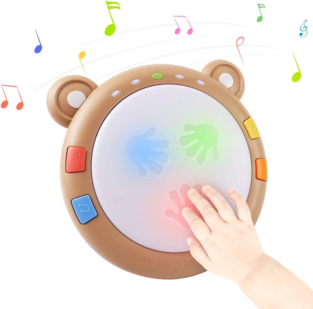 Ein braunes Bären-Spielzeug-Schlagzeug mit leuchtenden Handabdrücken und Musiknoten.