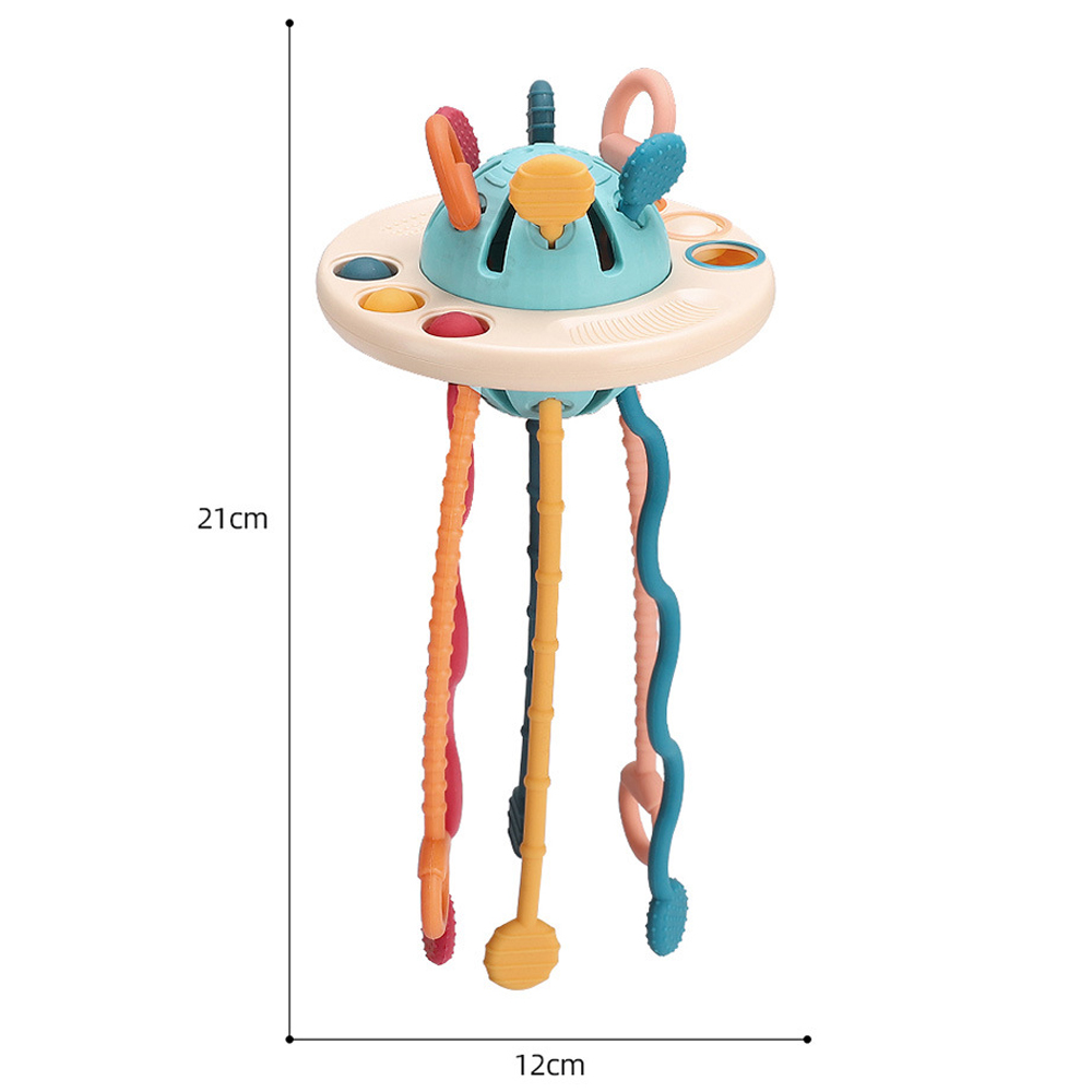 Ein buntes Baby-Spielzeug mit Schnüren in Orange, Gelb und Blau, das an einem runden Spielzeug befestigt ist.