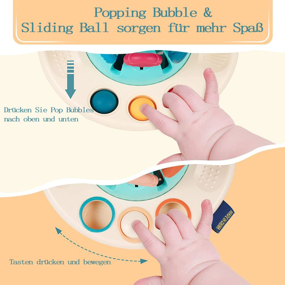 Babyhände spielen mit einem bunten Spielzeug mit Kugeln und Knöpfen.