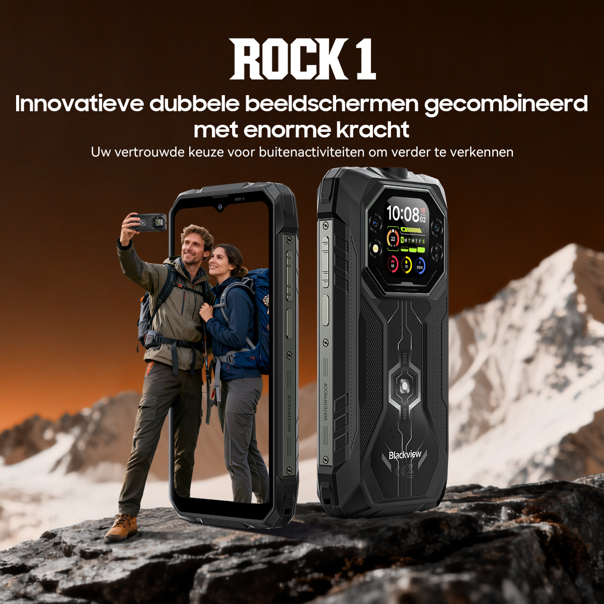 Een wandelaarspaar maakt een selfie met een robuuste smartphone, bergen op de achtergrond.