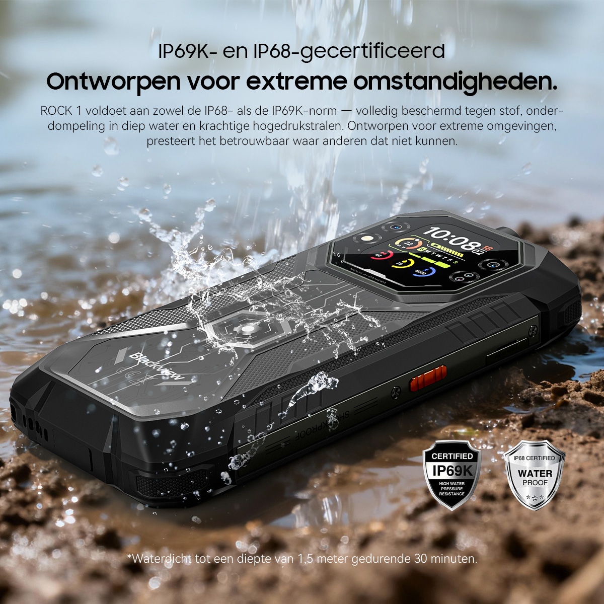 Een zwarte smartphone ligt in water en modder, wordt natgespat.