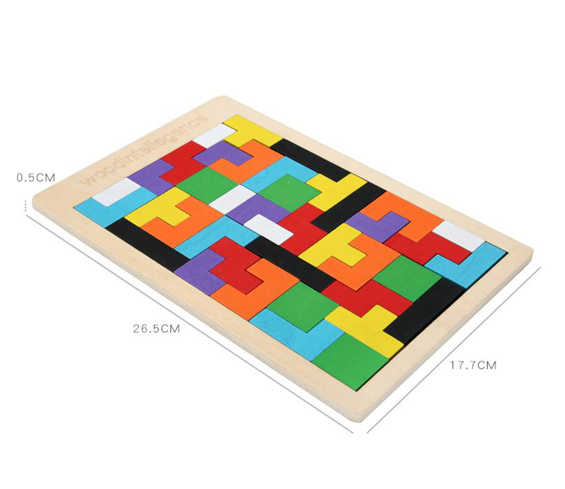 Ein buntes Holz-Tangram-Puzzle liegt auf einem hellen Holztisch.