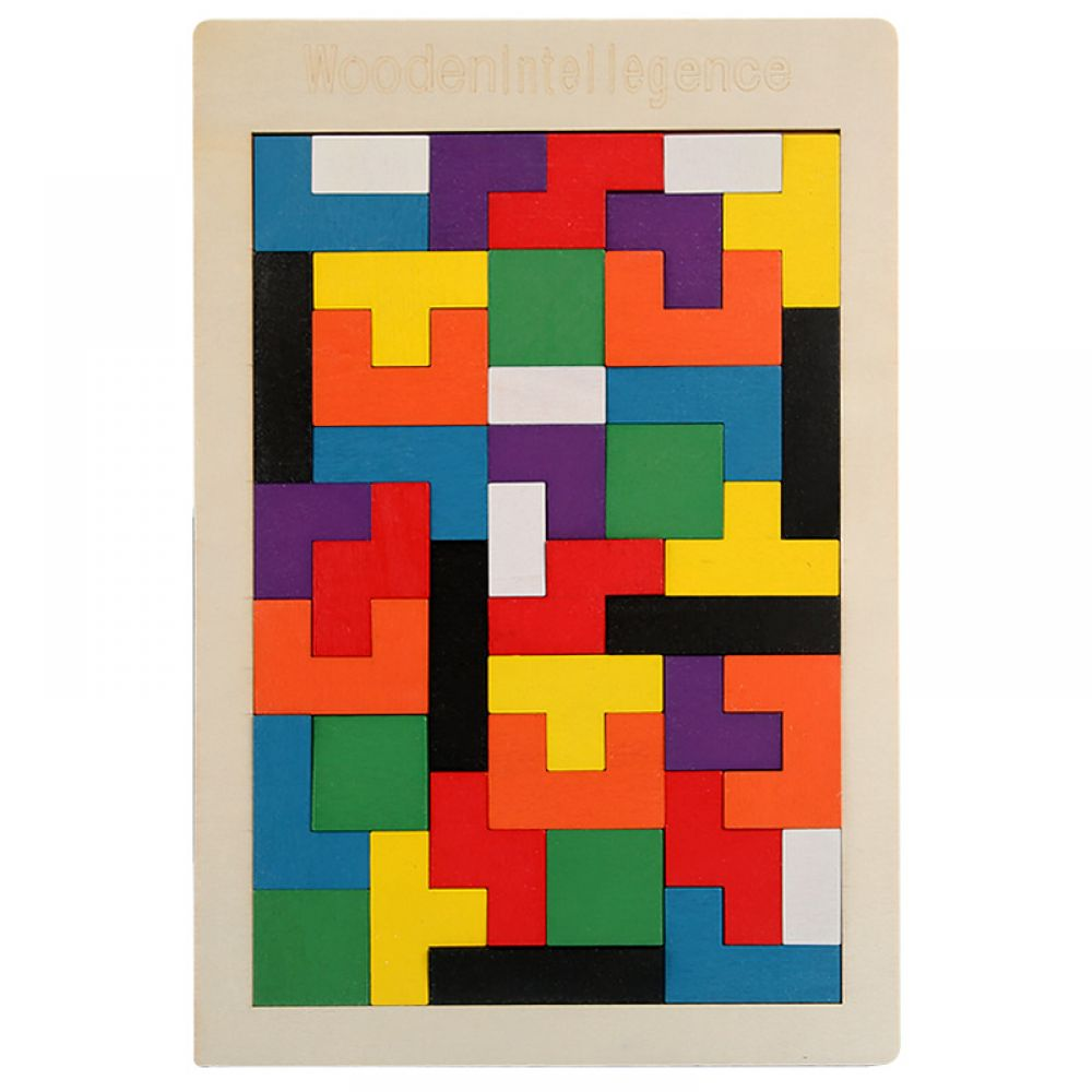 Ein Holzpuzzlebrett gefüllt mit bunten geometrischen Formen, einige montiert.