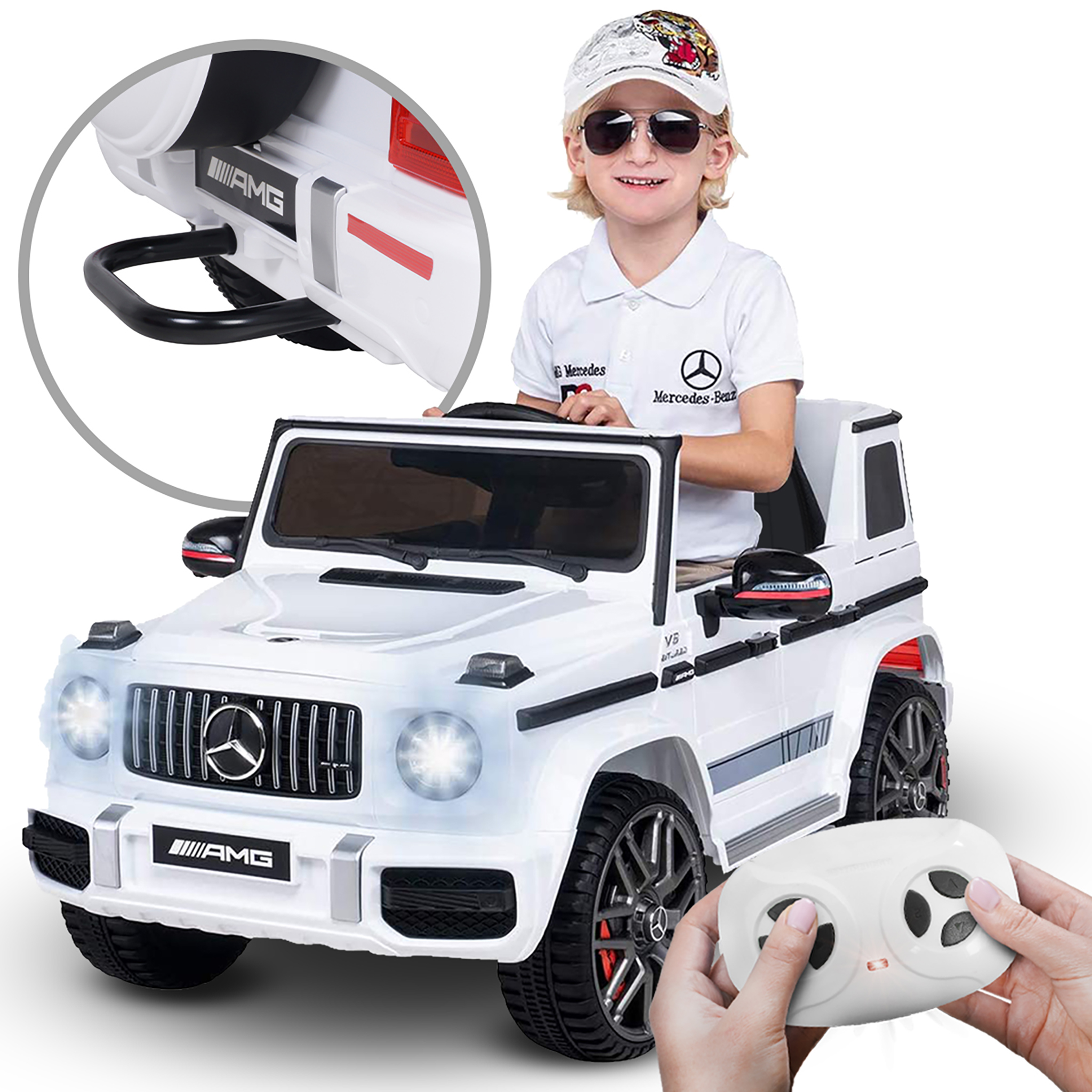 Ein Junge in Sonnenbrille und Kappe sitzt in einem weißen Spielzeugauto.
