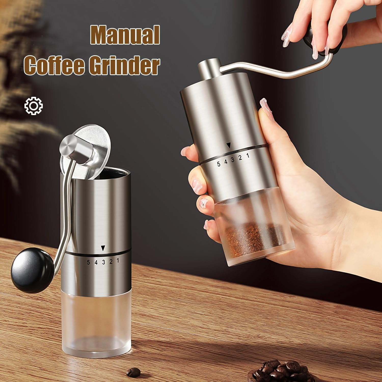 Silberner manueller Kaffeemühle mit Glasbehälter, von Hand bedient.