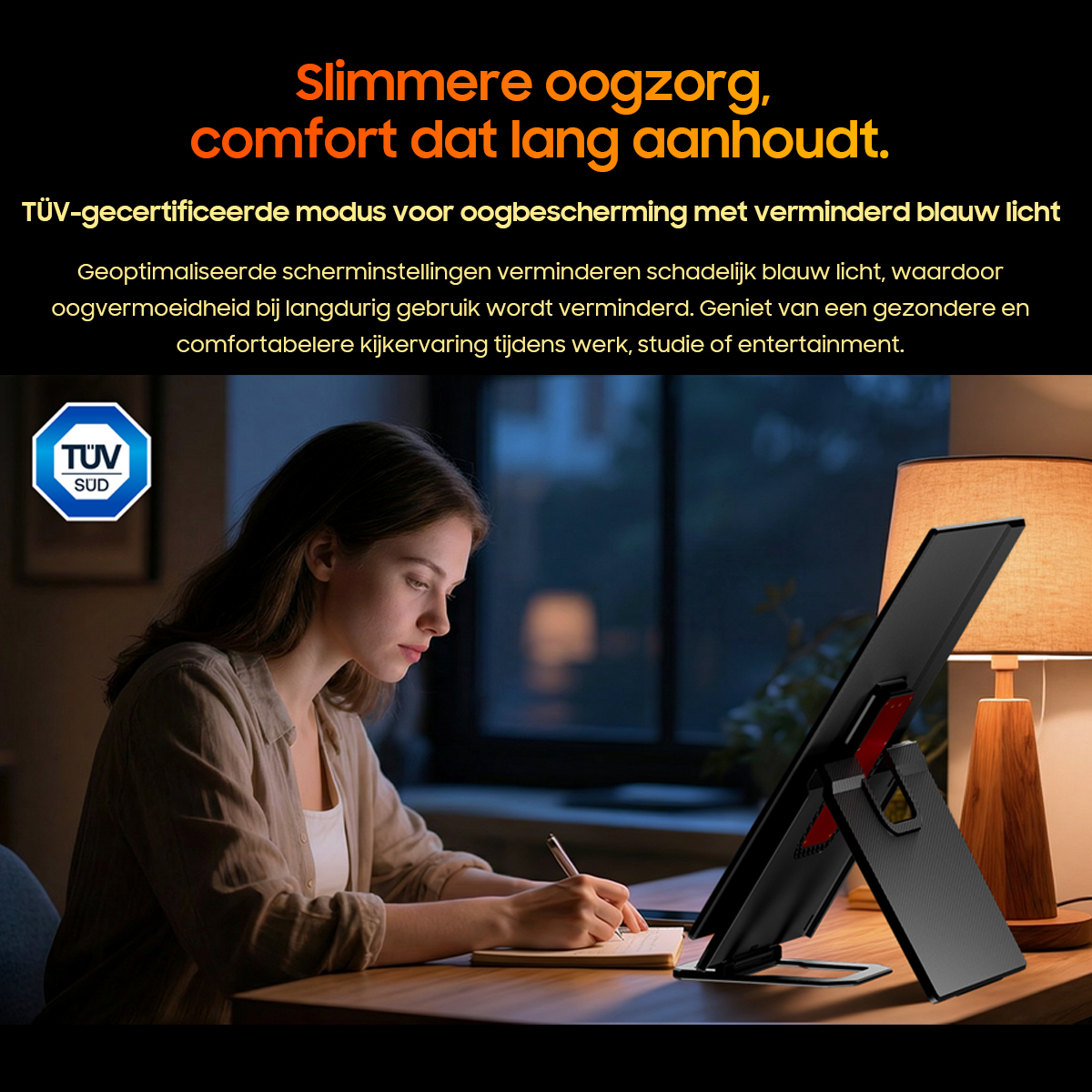 Een vrouw schrijft in een notitieboek, een scherm met TÜV-zegel op de achtergrond.