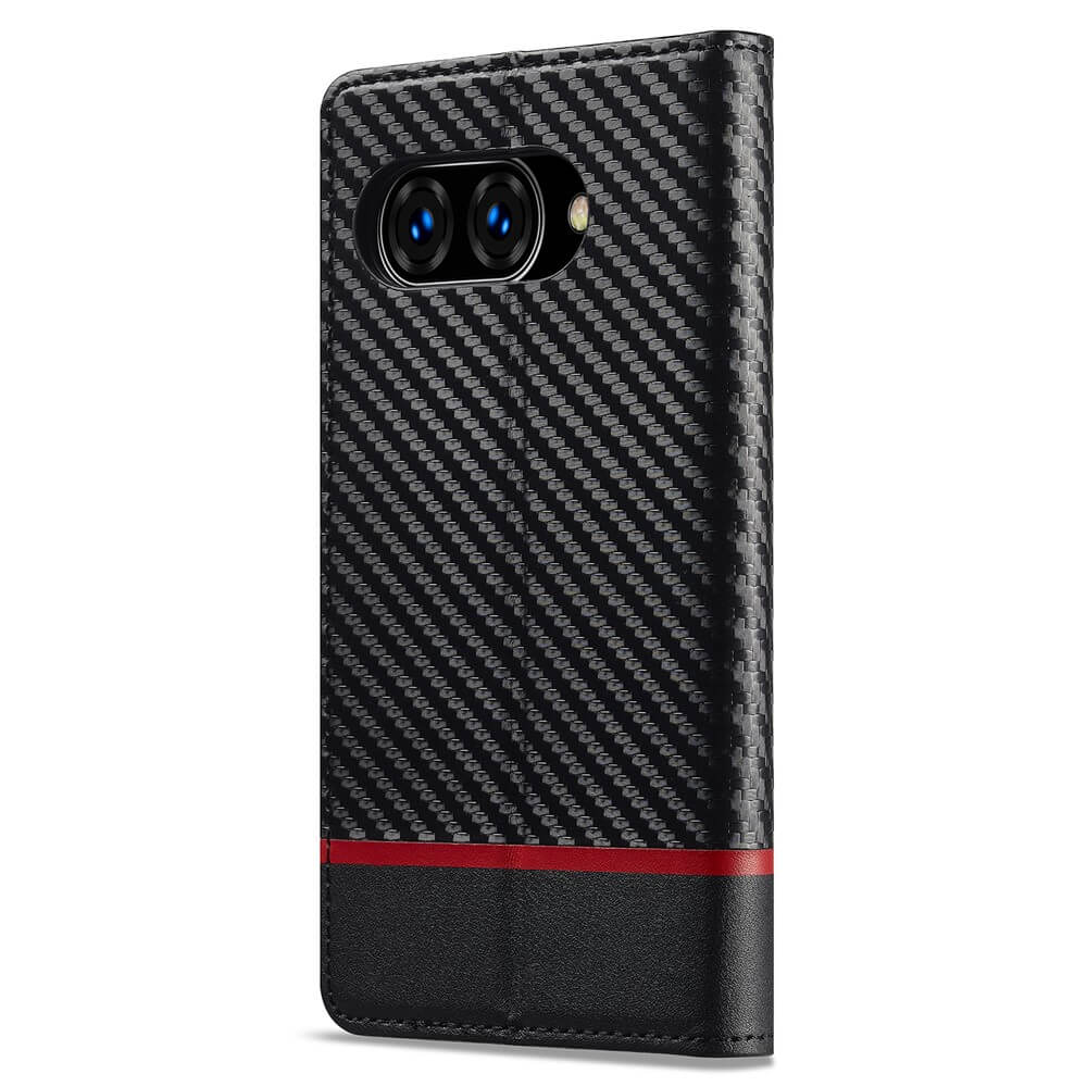 Custodia nera per telefono con motivo carbonio, striscia rossa e fotocamere.