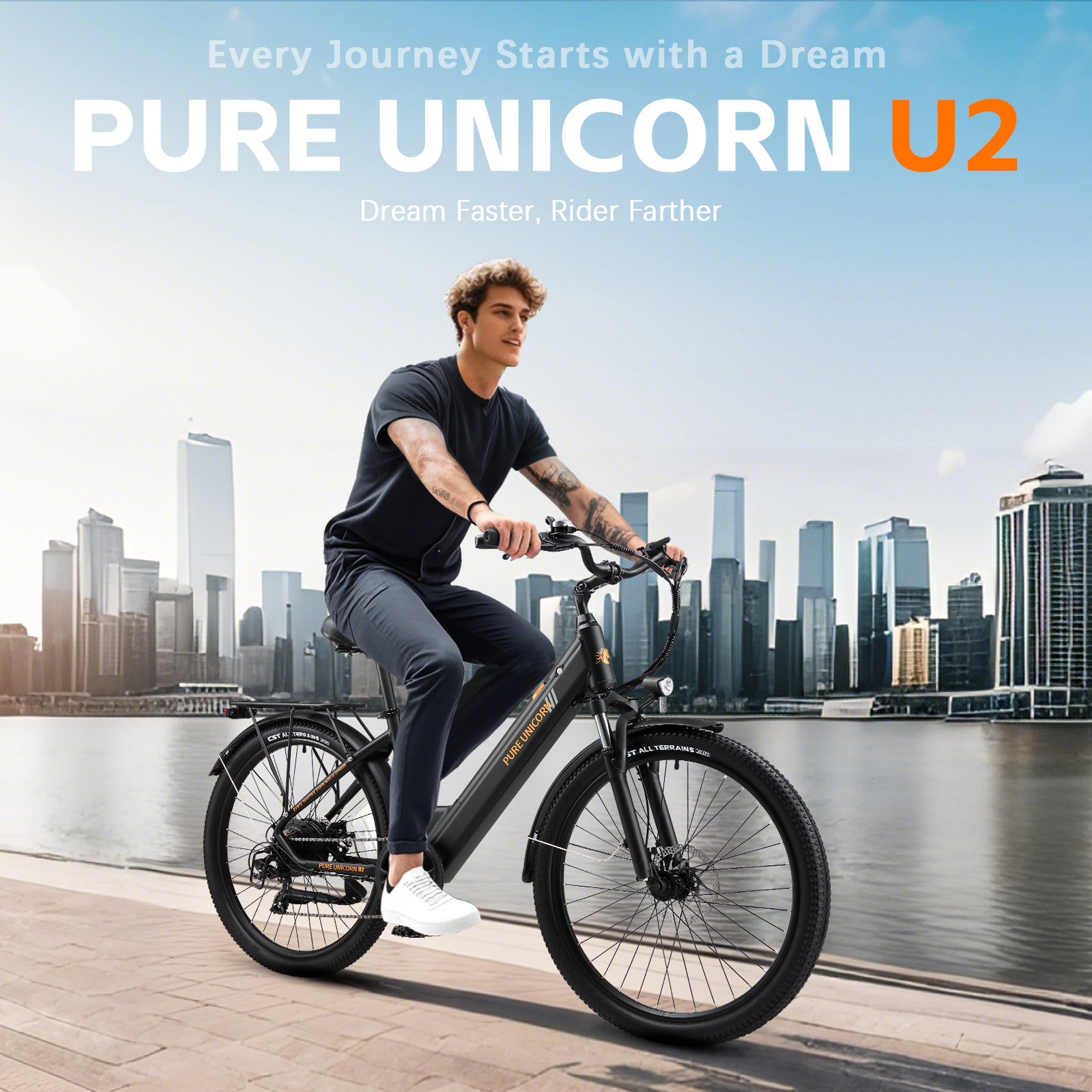 Ein Mann fährt ein schwarzes E-Bike mit Blick auf eine Stadtkulisse am Wasser.